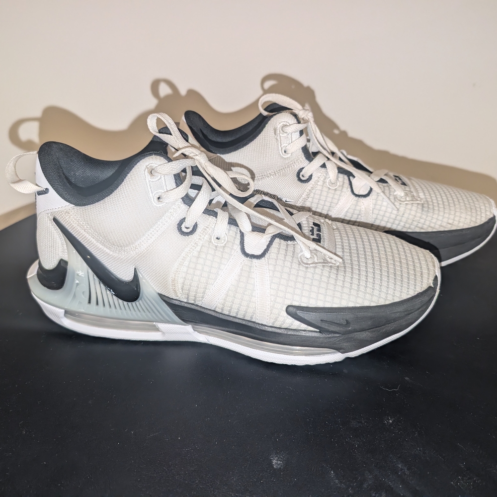 Nike Lebron Witness VII White and Black Shoes Size 10.5